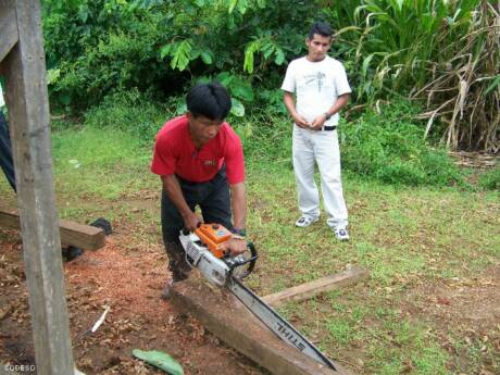 preparacion de maderas con motorsierra Vorbereitung der Hölzer mit Motorsierra preparation of woods with motorsierra in den Provinzen Morona Santiago und Pastaza Amazonas Region Ecuador Südmerika