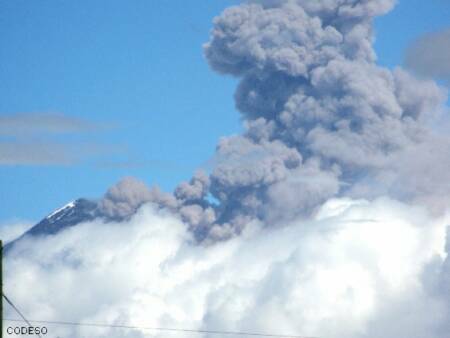 Vulkan Tungurahua-Ausbruch von Pelileo aus gesehen