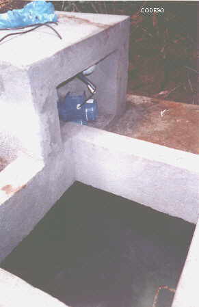 El tanque de captación y la bomba de agua de Sharamentsa.